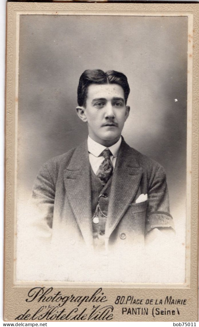 Photo CDV D'un Homme élégant Posant Dans Un Studio Photo A Pantin - Oud (voor 1900)