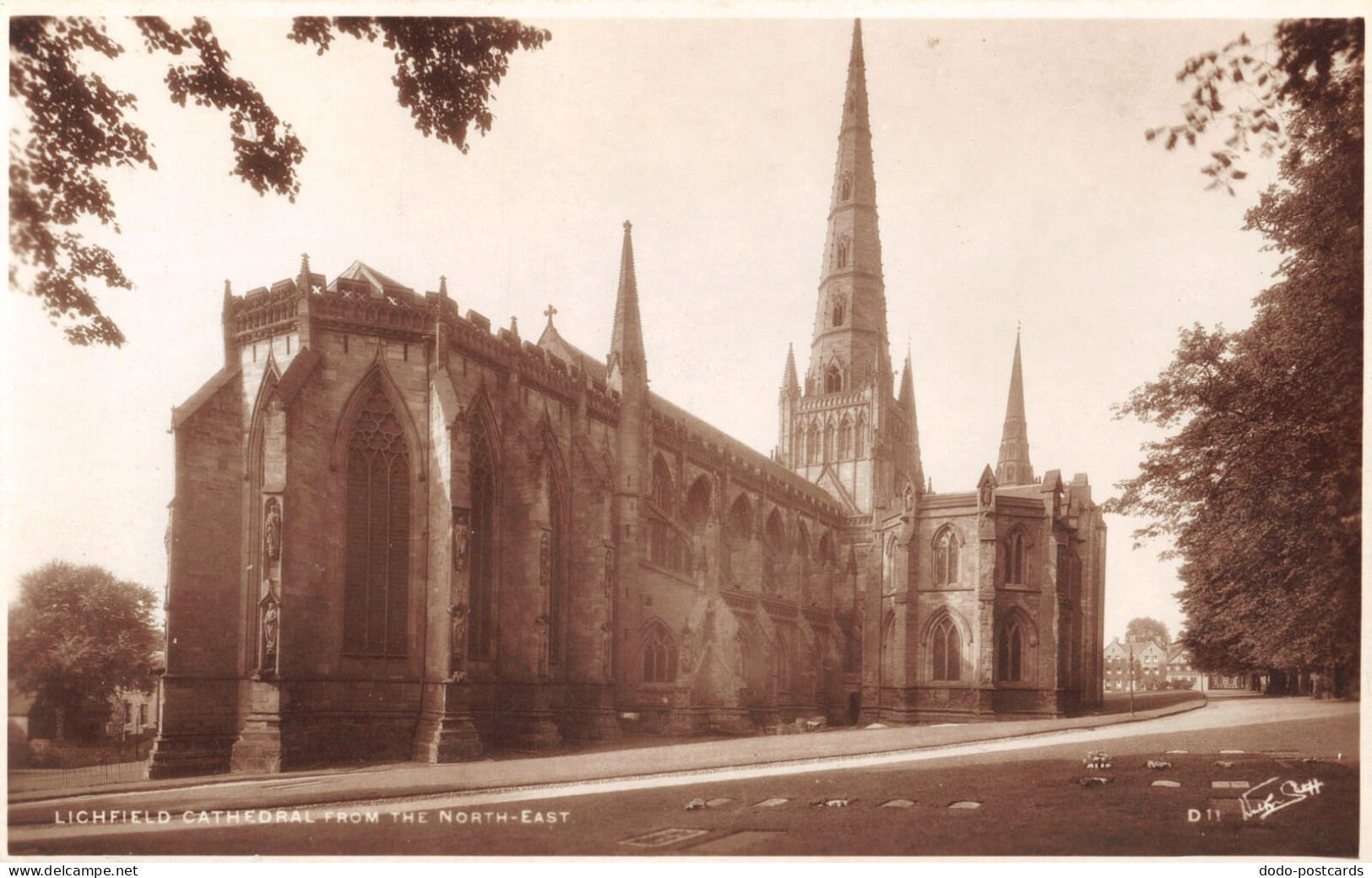 R333921 Lichfield Cathedral From The North East. Walter Scott. RP - Monde