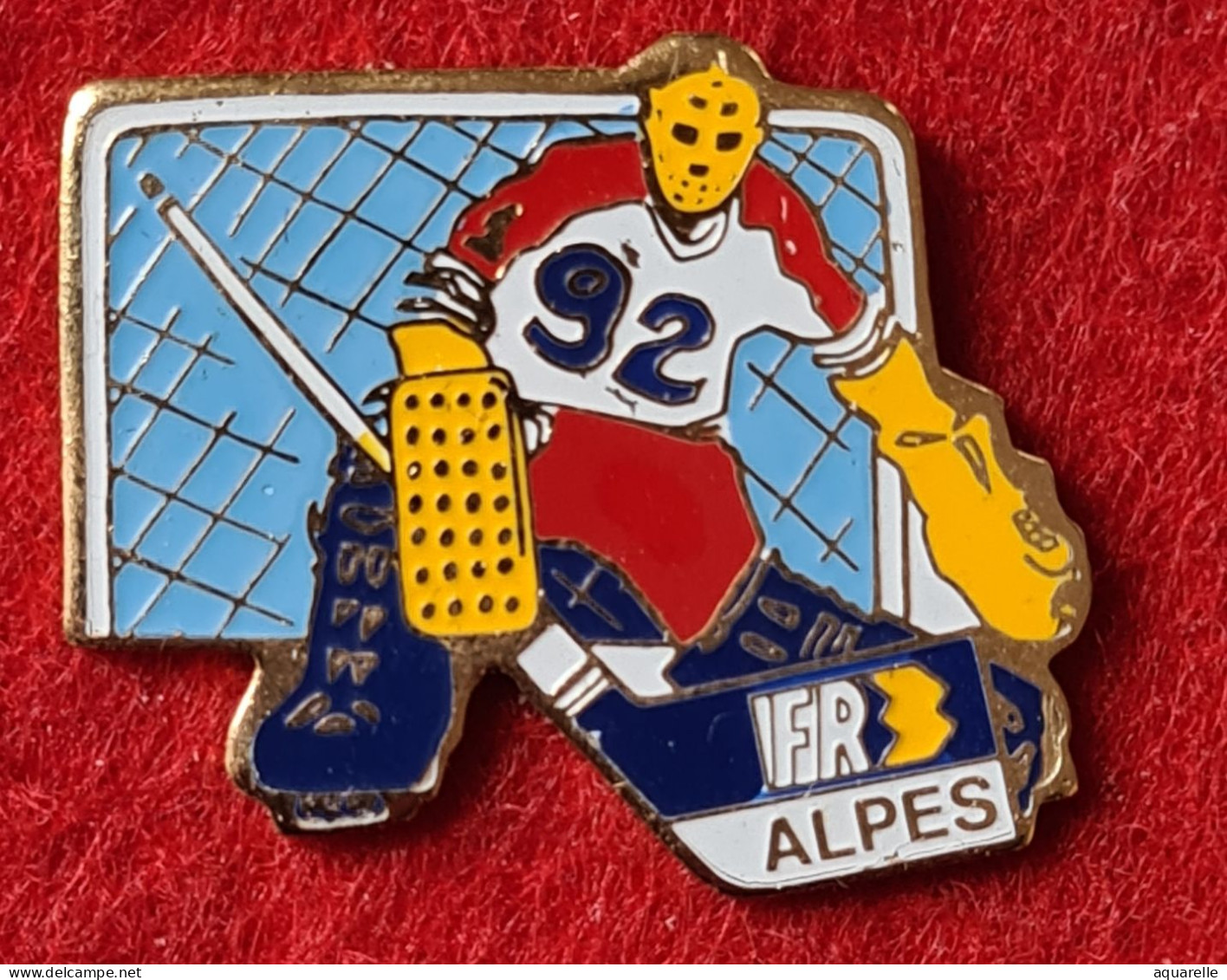 SUPER PIN'S JEUX OLYMPIQUES ALBERVILLE 92 "FR3 ALPES" En émail Base Or, Signé PERIPUB, 2X2,5cm - Olympische Spiele