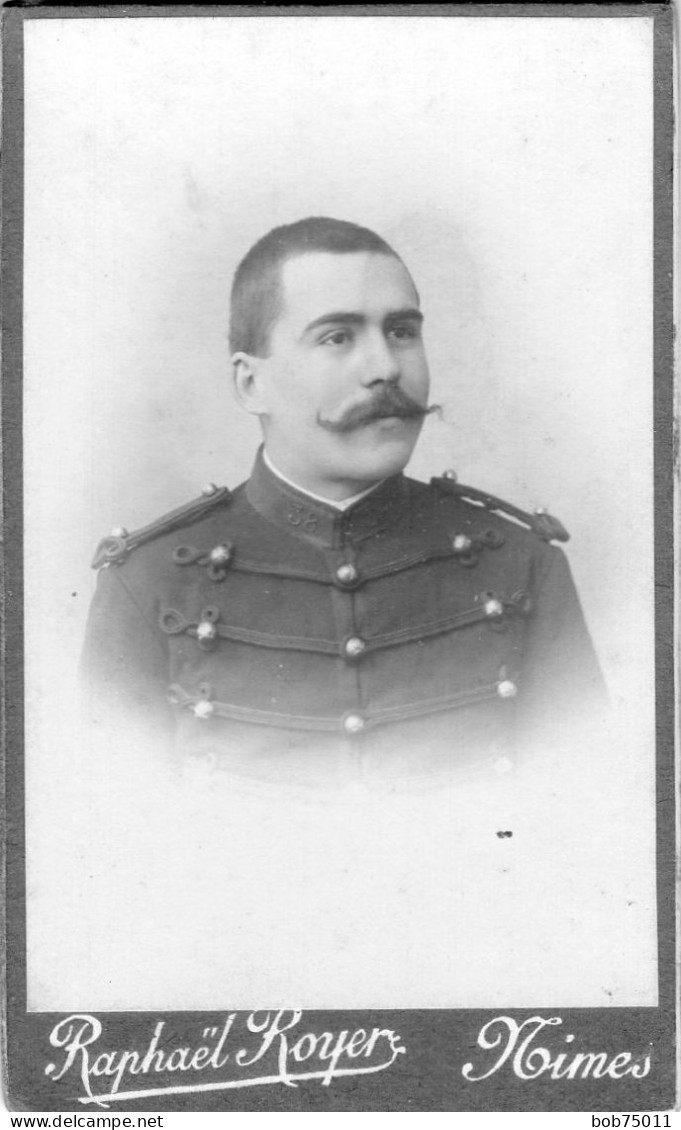 Photo CDV D'un Officier Francais Du 38 éme  Régiment De Cavalerie Posant Dans Un Studio Photo A Nimes - Anciennes (Av. 1900)