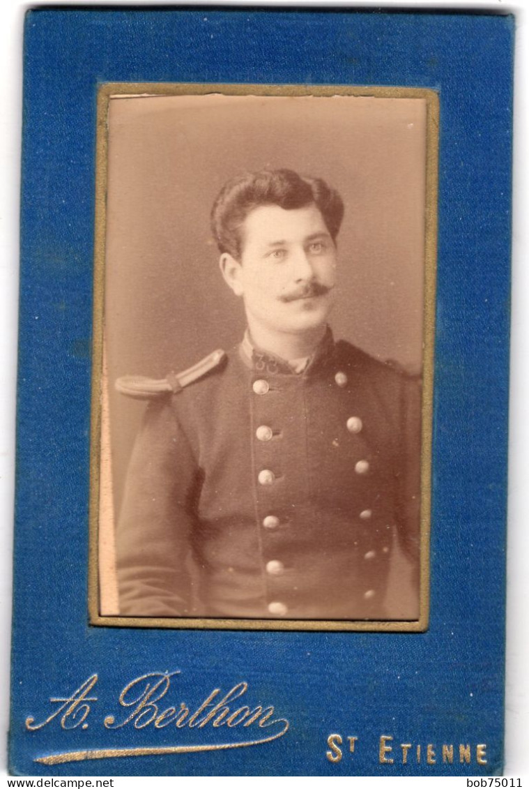 Photo CDV D'un Officier Francais Du 38 éme Régiment D'infanterie Posant Dans Un Studio Photo A St-Etienne - Old (before 1900)