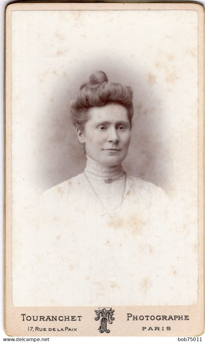 Photo CDV D'une Femme élégante Posant Dans Un Studio Photo A Paris - Oud (voor 1900)