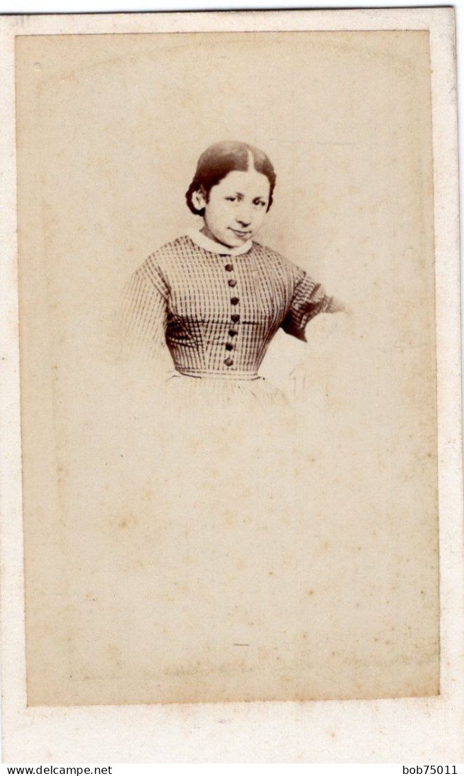 Photo CDV D'une Jeune  Fille élégante Posant Dans Un Studio Photo A  Laigle - Old (before 1900)