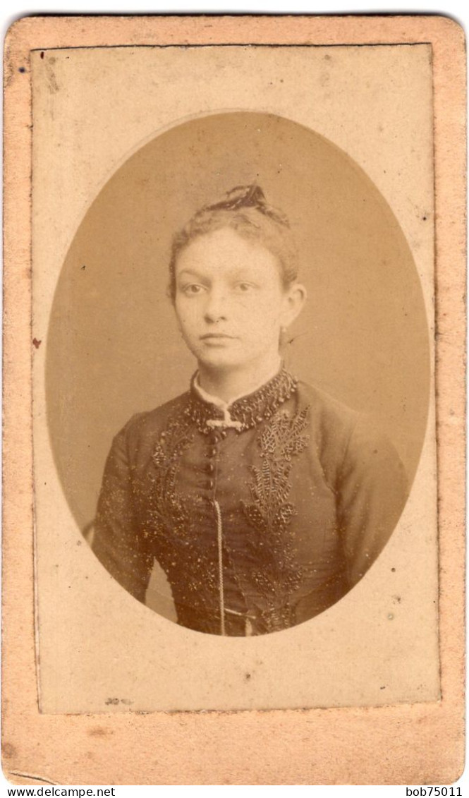 Photo CDV D'une Jeune  Fille élégante Posant Dans Un Studio Photo A Roubaix - Old (before 1900)