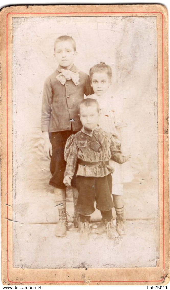 Photo CDV D'une Petite Fille élégante Avec Deux Petit Garcon Posant Dans Un Studio Photo - Anciennes (Av. 1900)