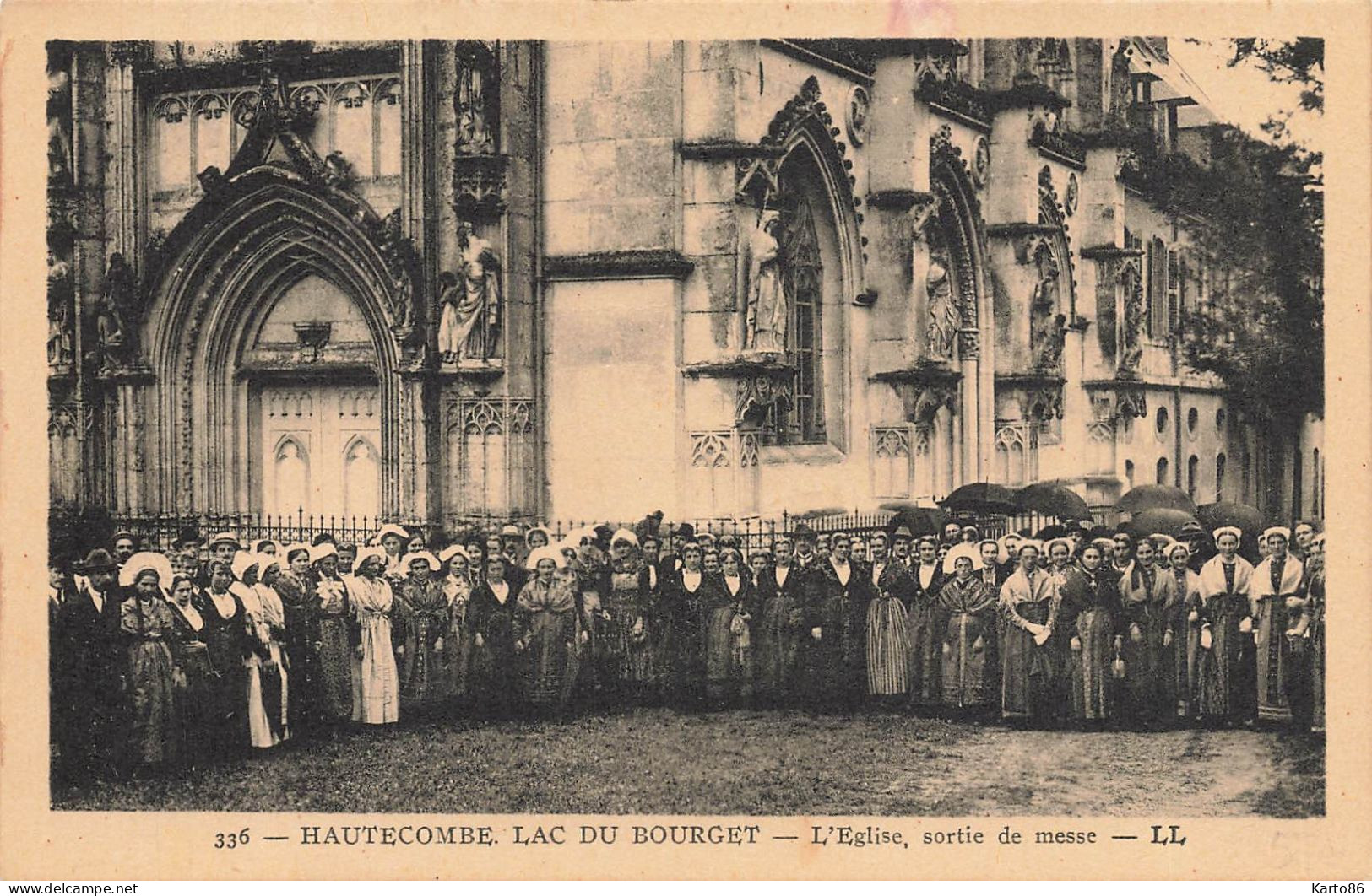 Hautecombe * Lac Du Bourget * Place De L'église , Sortie De Messe - Autres & Non Classés