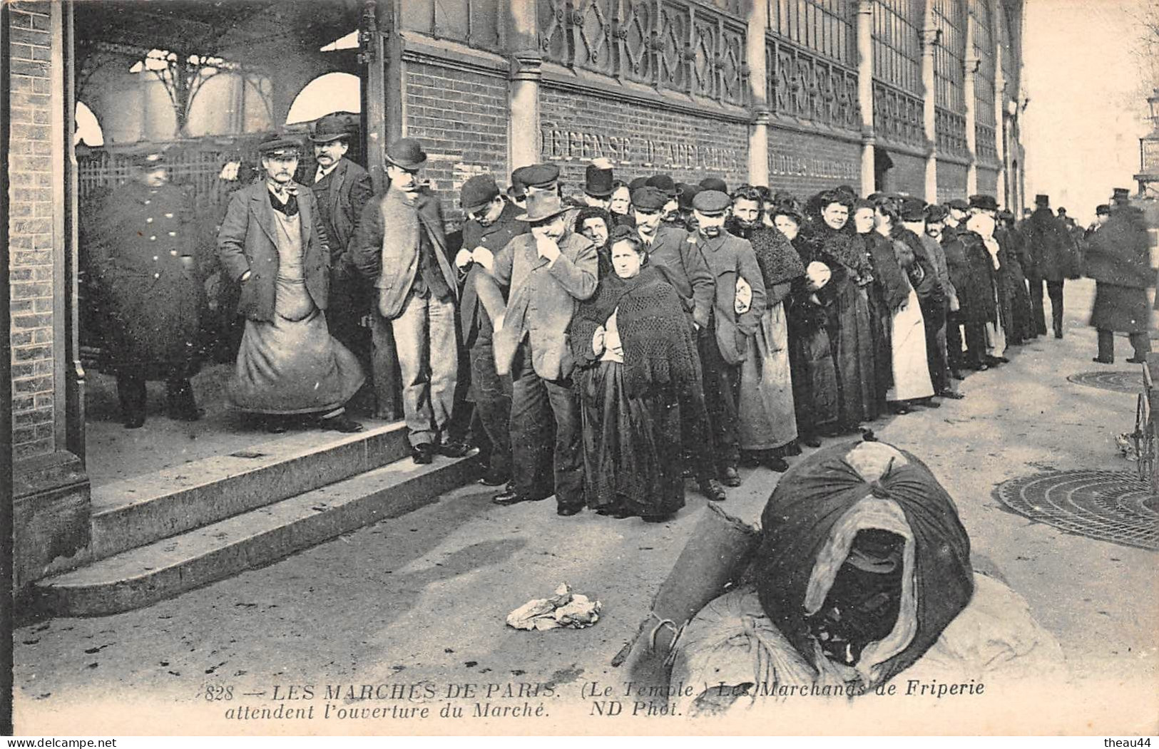 ¤¤  -  Les Petits Marchés De PARIS  -  Le Temple  -  Les Marchands De Friperie Attendent L'ouverture Du Marché    -  ¤¤ - Paris (03)