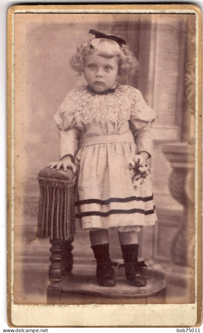 Photo CDV D'une Petite Fille élégante Posant Dans Un Studio Photo - Antiche (ante 1900)