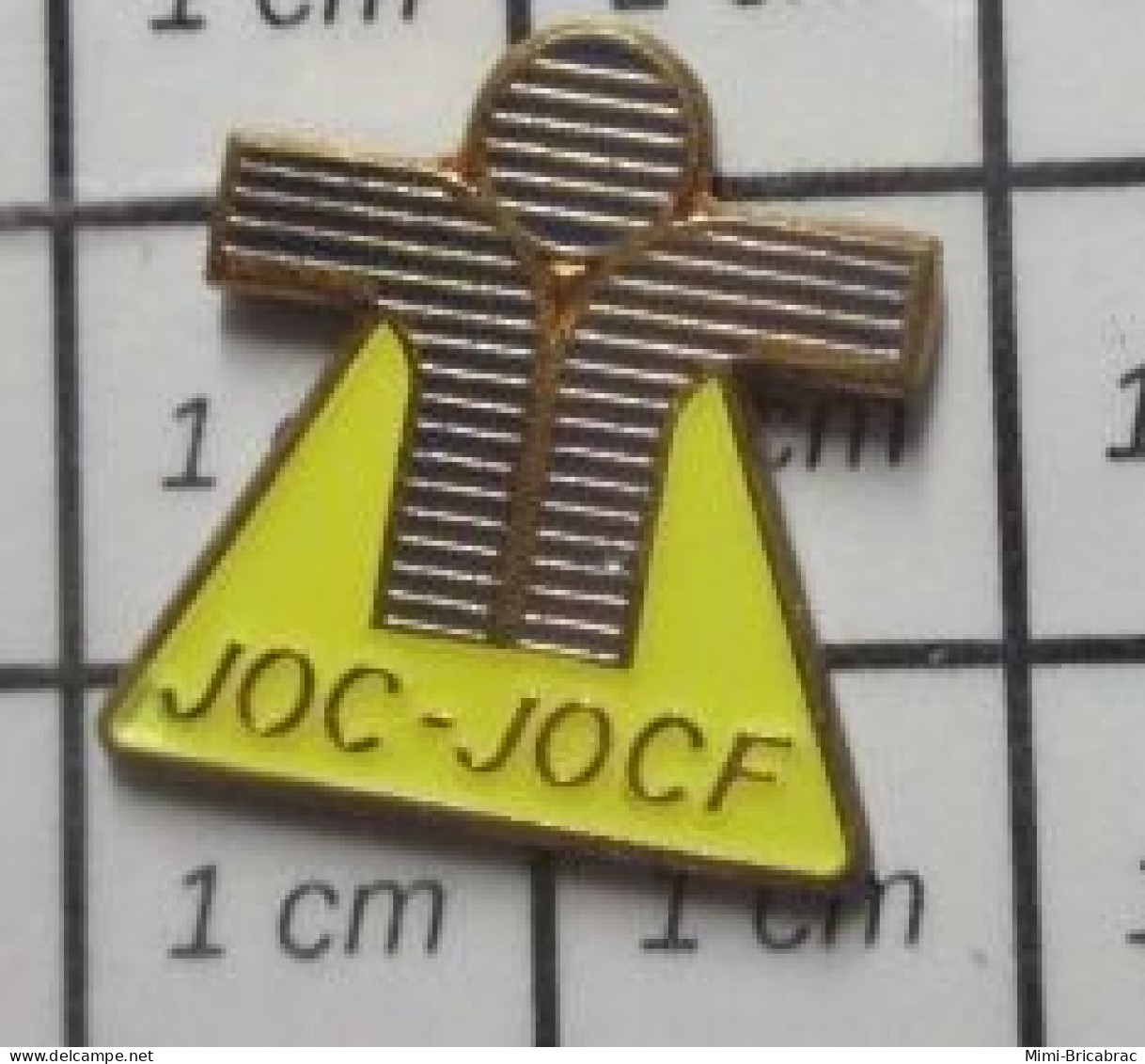 1618c Pin's Pins / Beau Et Rare / ASSOCIATIONS / Jeunesse Ouvrière Chrétienne (JOC) Est Une Association Catholique - Asociaciones