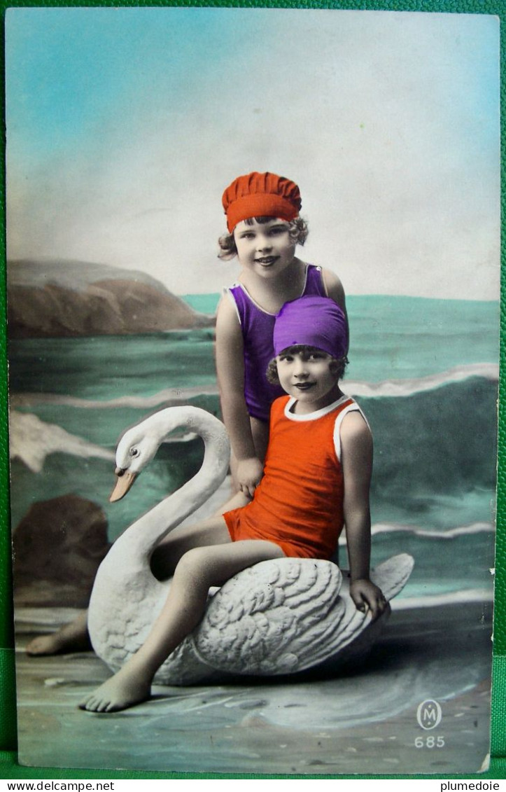CPA ENFANTS FILLETTES A LA MER  PETITE FILLE  SUR UN CYGNE  PHOTO  CUTE LITTLE GIRL AT SEA . BATHSUIT . SWAN OLD PC - Portraits