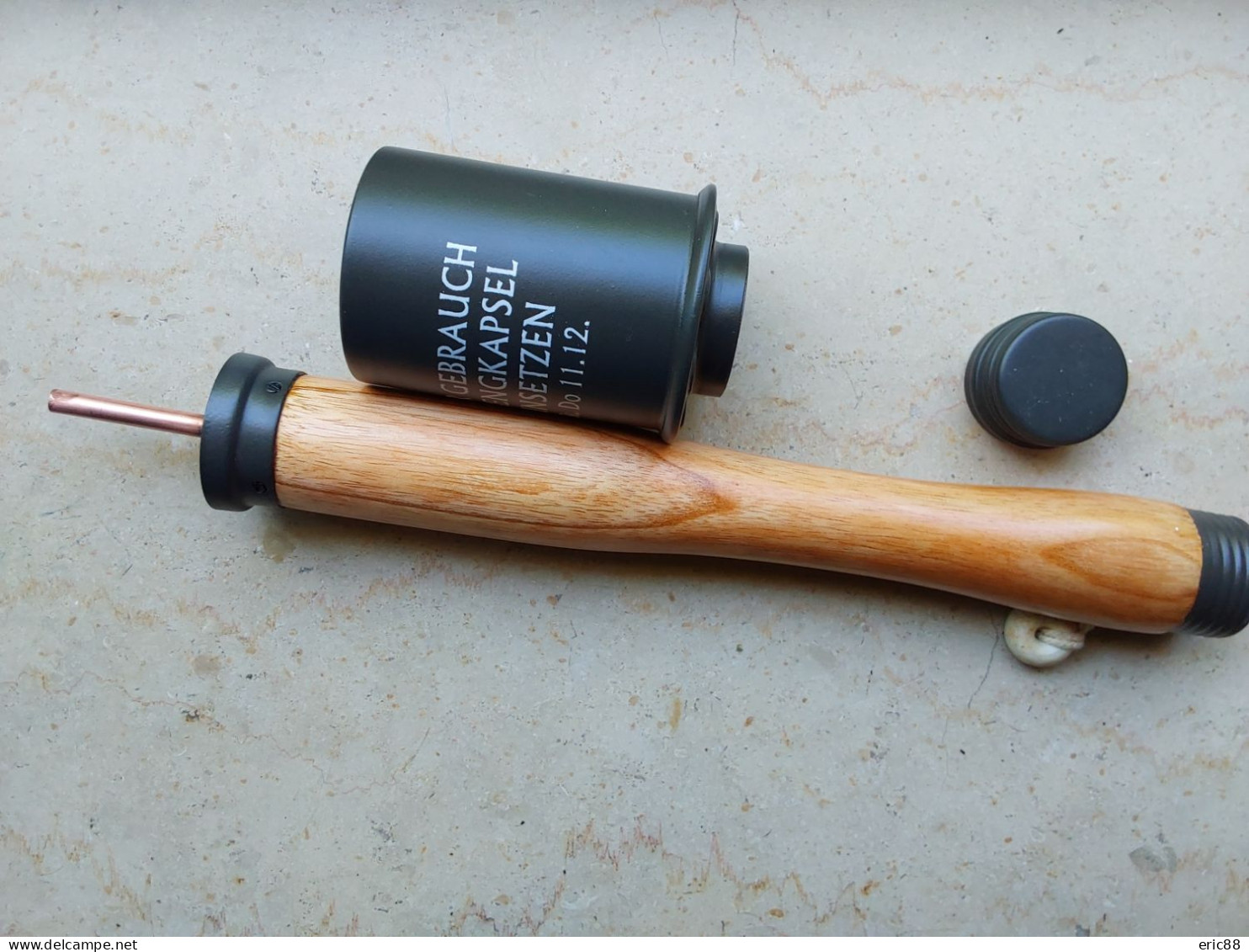 Grenade à manche repro de qualité acier et bois entièrement démontable avec cordelette et porcelaine ww2