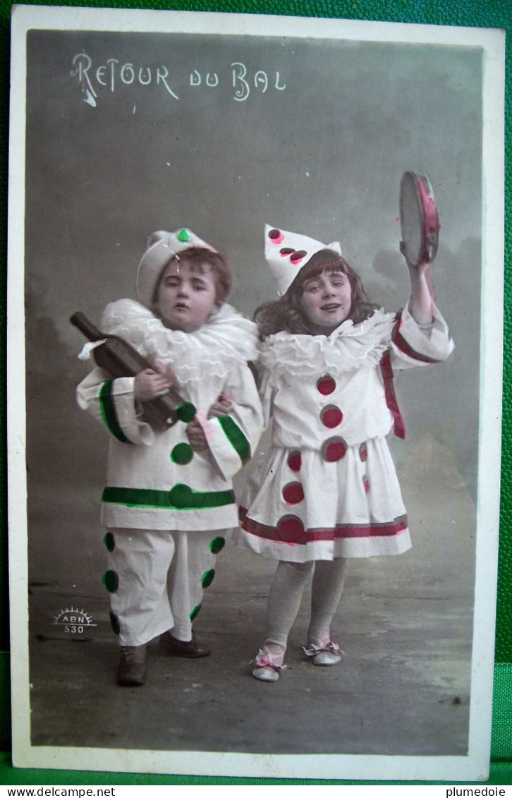 Cpa Enfants Costumés En PIERROT & PIERRETTE .. RETOUR DU BAL . BOUTEILLE . 1909 . CHILDREN BOY . GIRL DRESSED AS CLOWN - Portraits