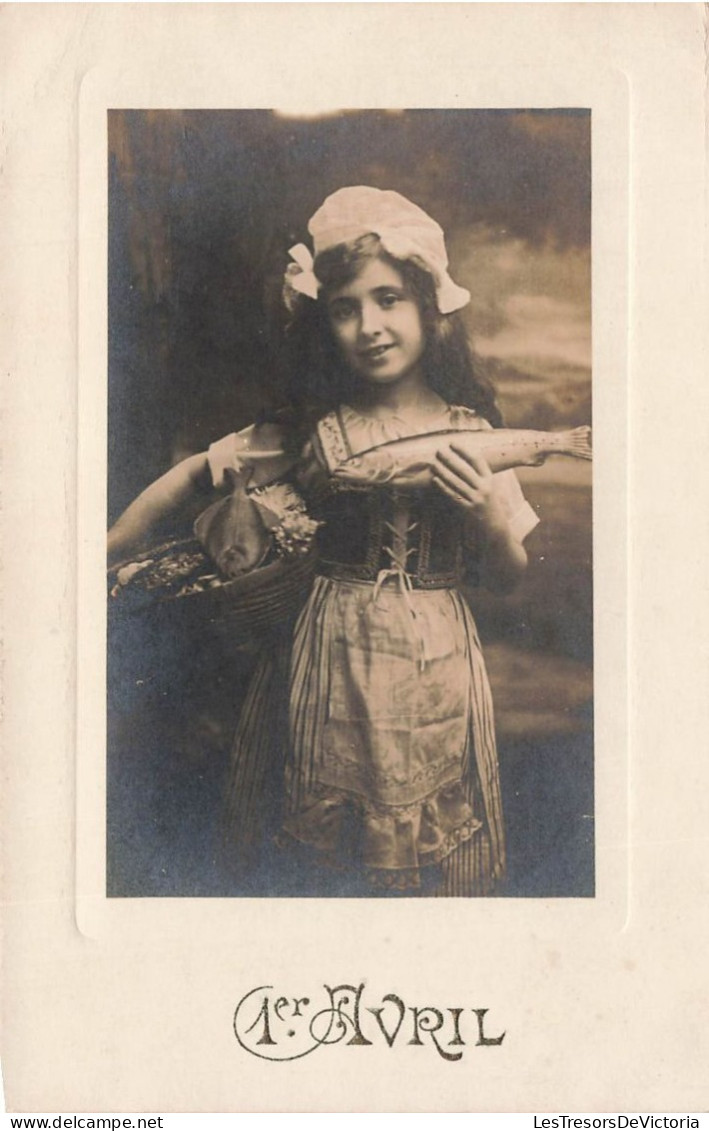 FETES - VOEUX - 1er Avril - Petite Fille Avec Un Poisson - Carte Postale Ancienne - 1 April (aprilvis)