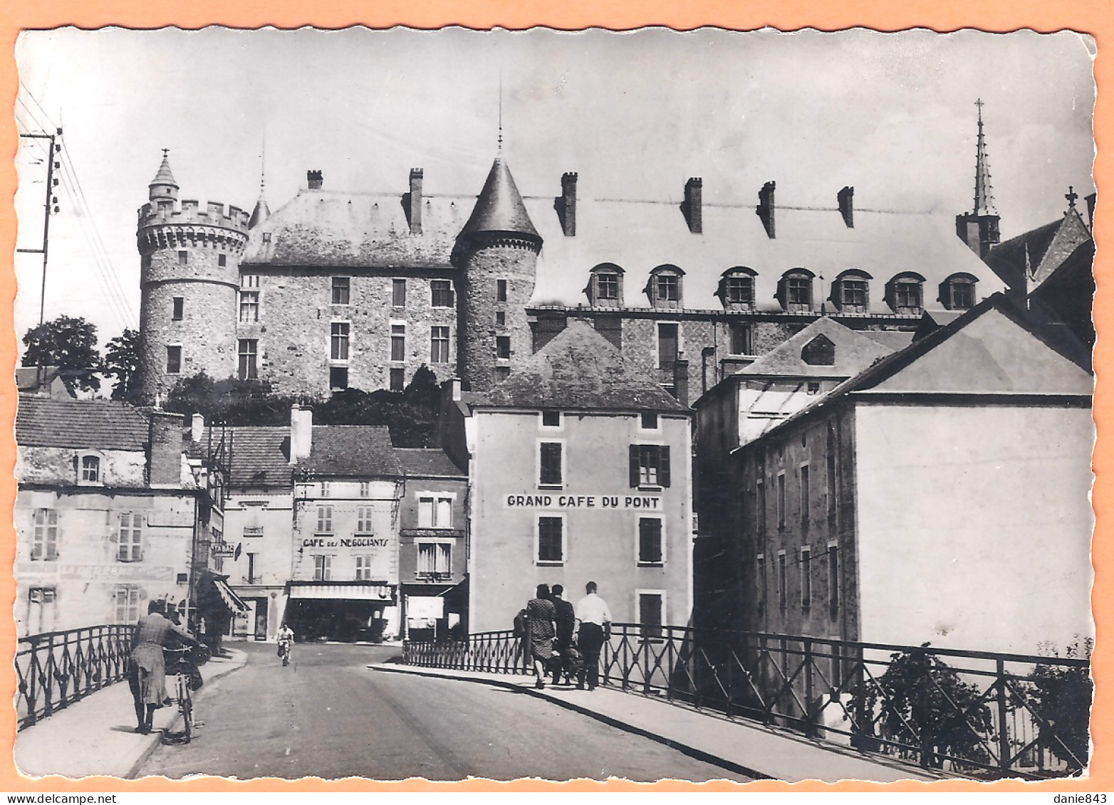 Ppgf/ CPSM Grand Format - ALLIER - CHATEAU DE LA PALISSE VU DU PONT - Animation - Vichy