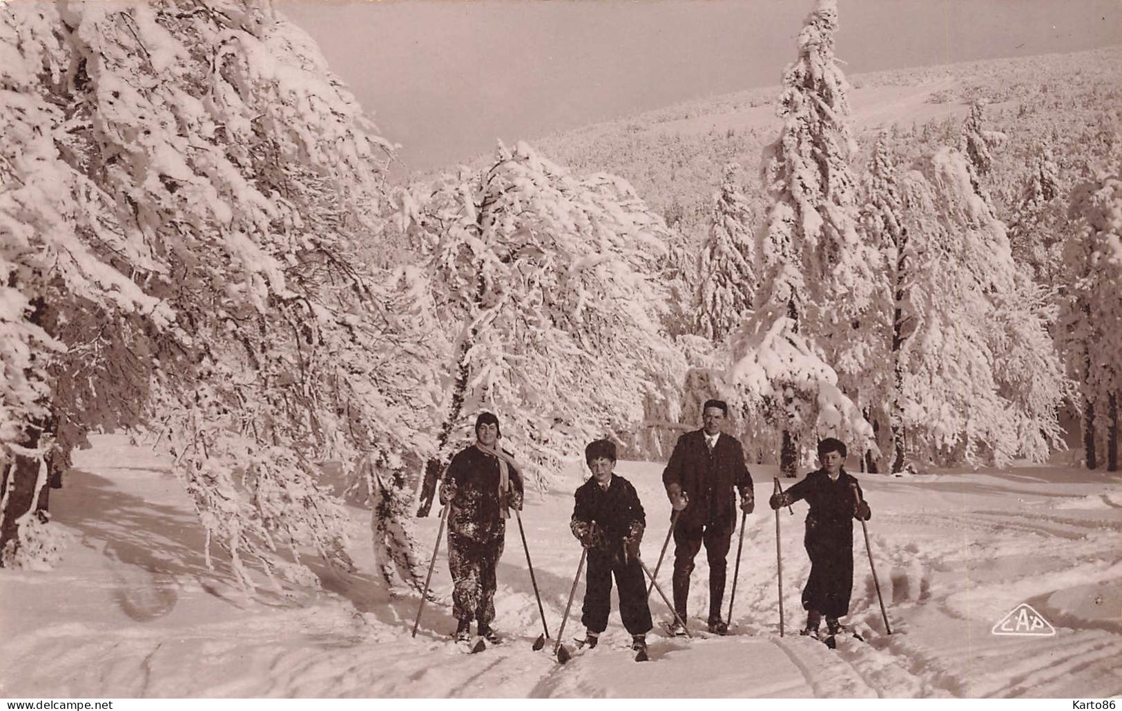 La Schlucht , Hautes Vosges * Carte Photo * Sports D'hiver * Ski Skieurs Skieur - Andere & Zonder Classificatie