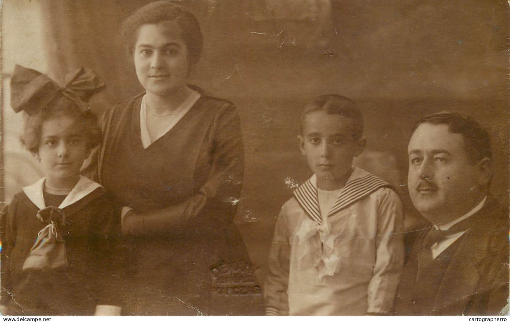 Social History Souvenir Photo Postcard 1924 Family Children Navy Suit - Fotografie