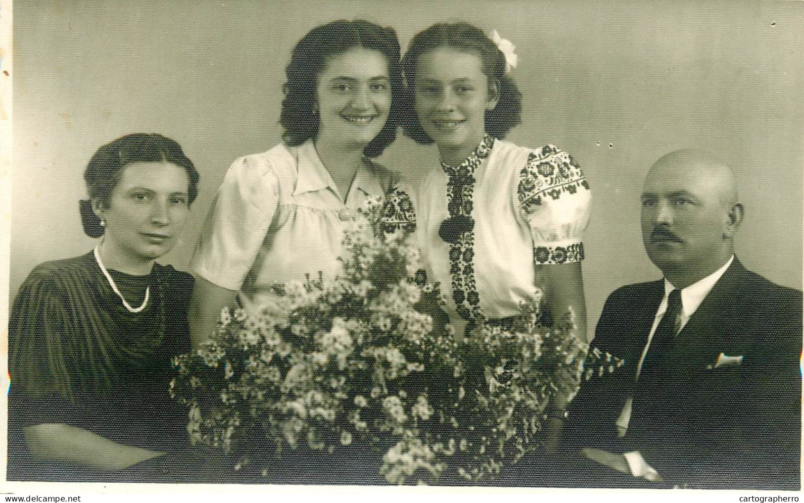 Social History Souvenir Photo Postcard Family Traditional Costume Flower Vase - Fotografie