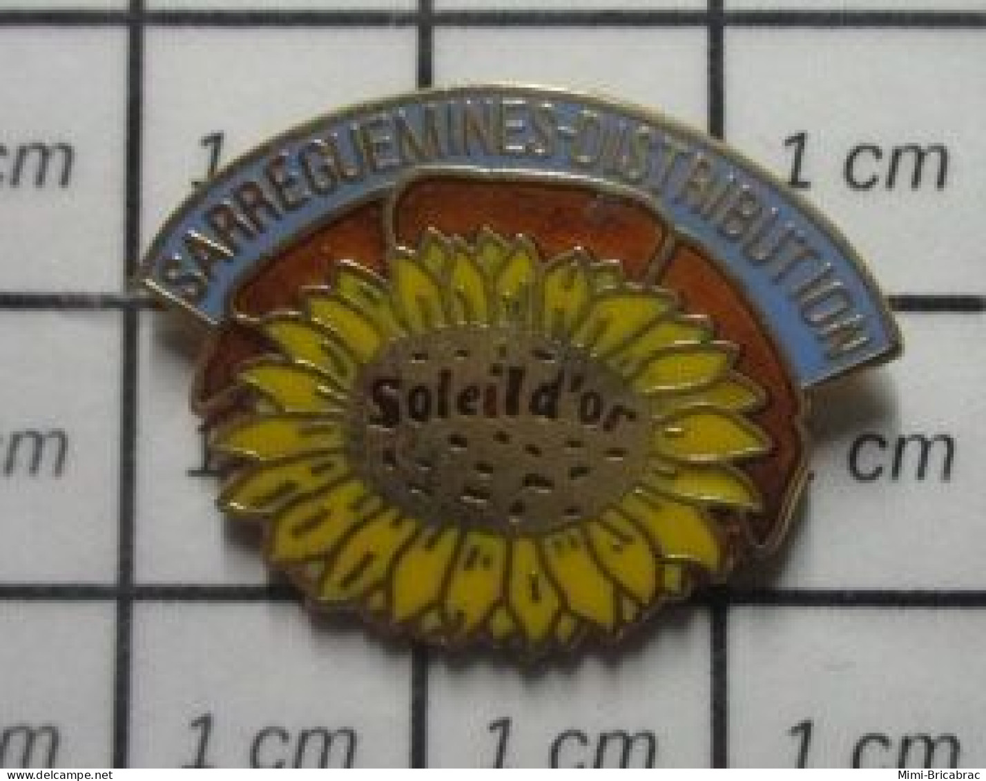 2217 Pin's Pins / Beau Et Rare / ALIMENTATION / CROISSANT FLEUR DE TOURNESOL SARREGUEMINES DISTRIBUTION - Lebensmittel