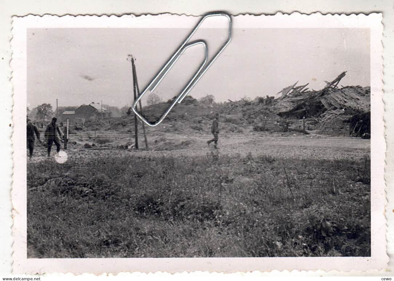 PHOTO GUERRE CHAR TANK MAISONS DETRUITES PRES D' ABBEVILLE 1940 - War, Military
