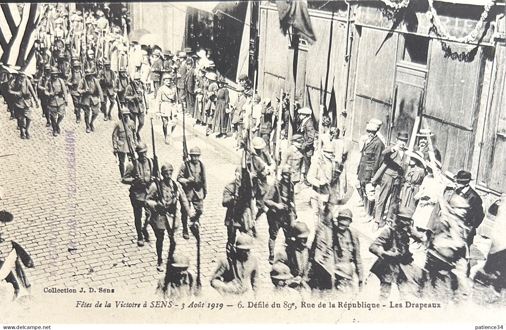 89 - SENS - Fêtés De La Victoire - 3 Août 1919 - Défilé Du 89e, Rue De La République - Les Drapeaux - Sens