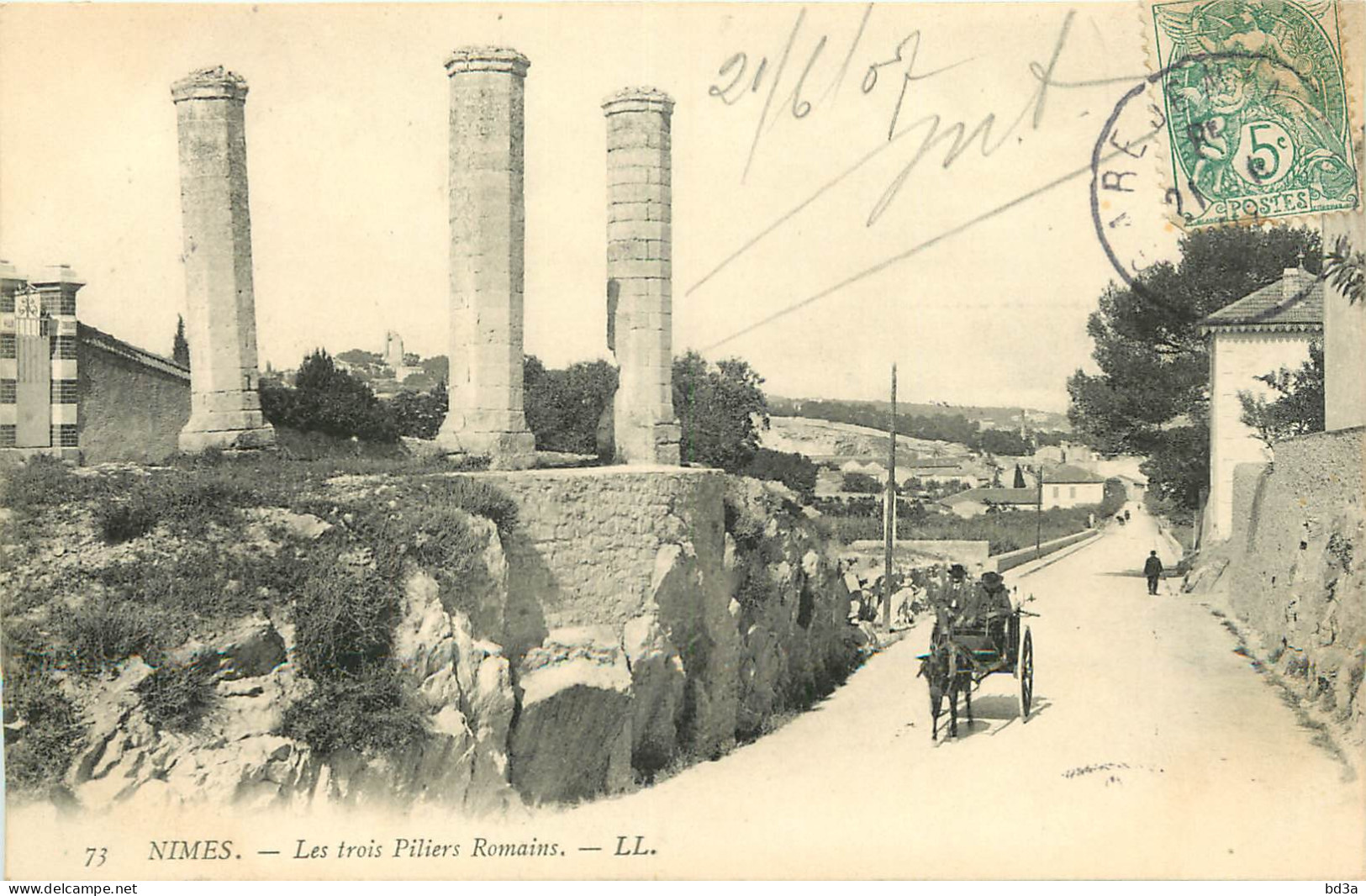 30 - NIMES - LES TROIS PILIERS ROMAINS - Nîmes