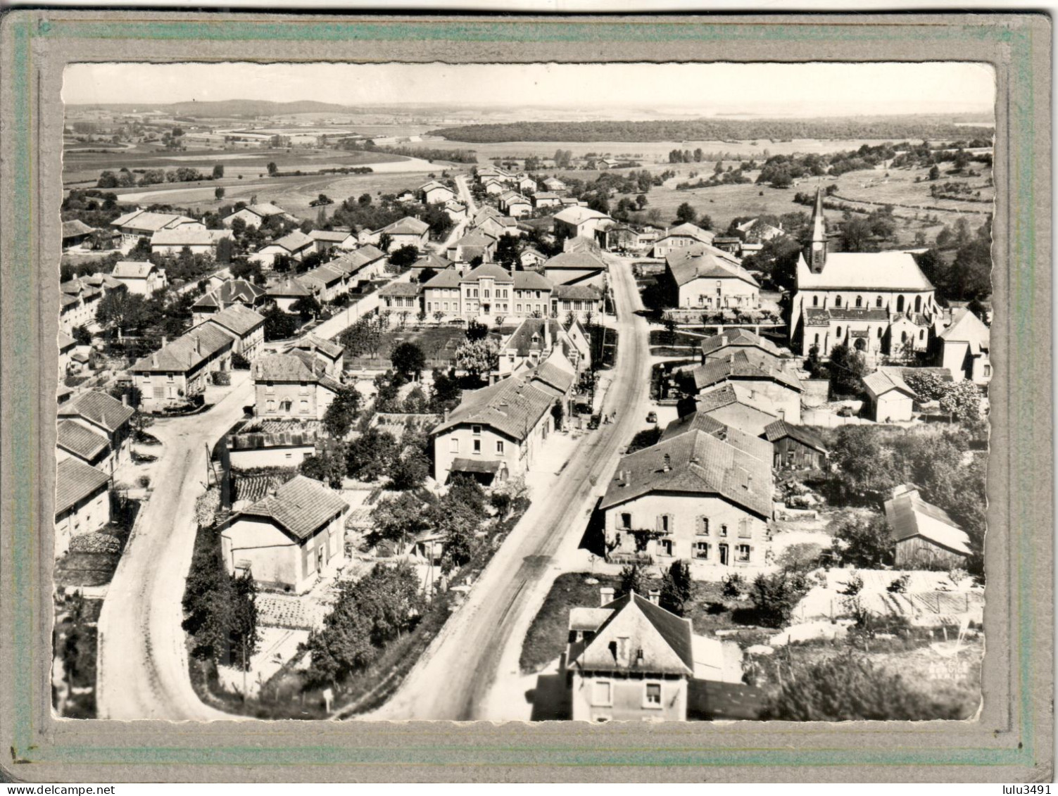 CPSM Dentelée (55) MONTFAUCON - En Avion Au-dessus (aérienne) Du Centre Dans Les Années 60 - Altri & Non Classificati