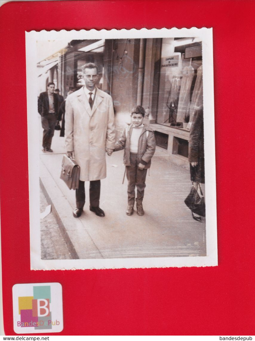 Photo Originale Polaroid  COMPIEGNE Septembre 1963 Enfant Père Départ Pour L' école Cartable Rue Magasin Rentrée Classes - Places