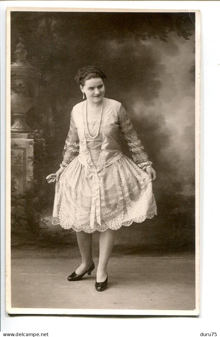 Photo Carte Tarjeta Ancienne * Jeune Femme ( Espagnole Andalouse ?) Fière De Sa Belle Robe En Dentelle - Photographs