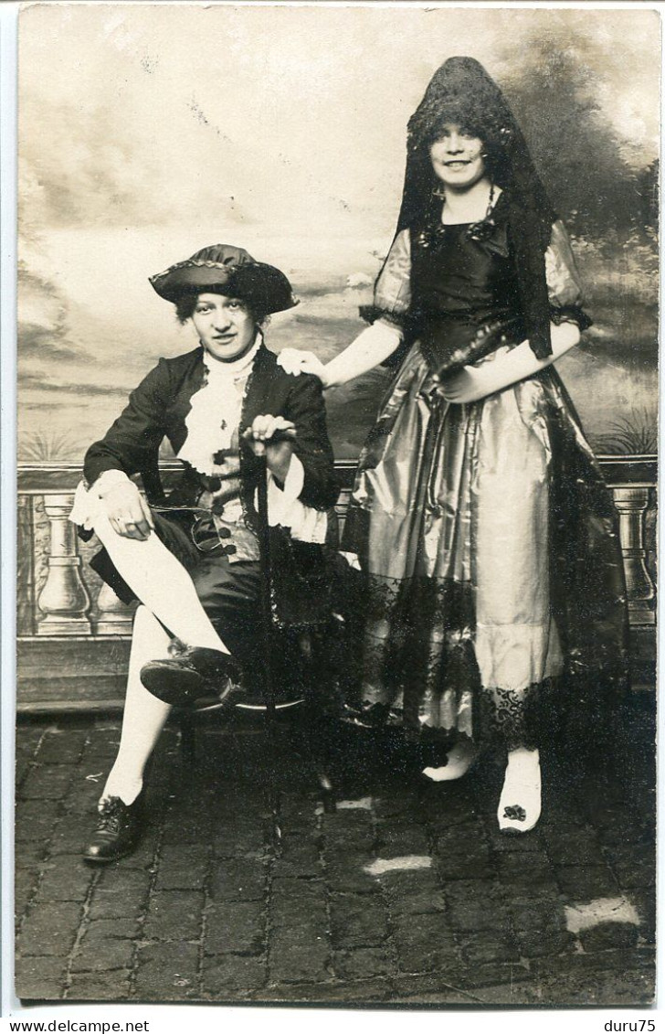 Photo Carte Ancienne * Charmant Couple Jeune Femme Homme En Habits Historiques Représentation Théâtre ? - Photographs