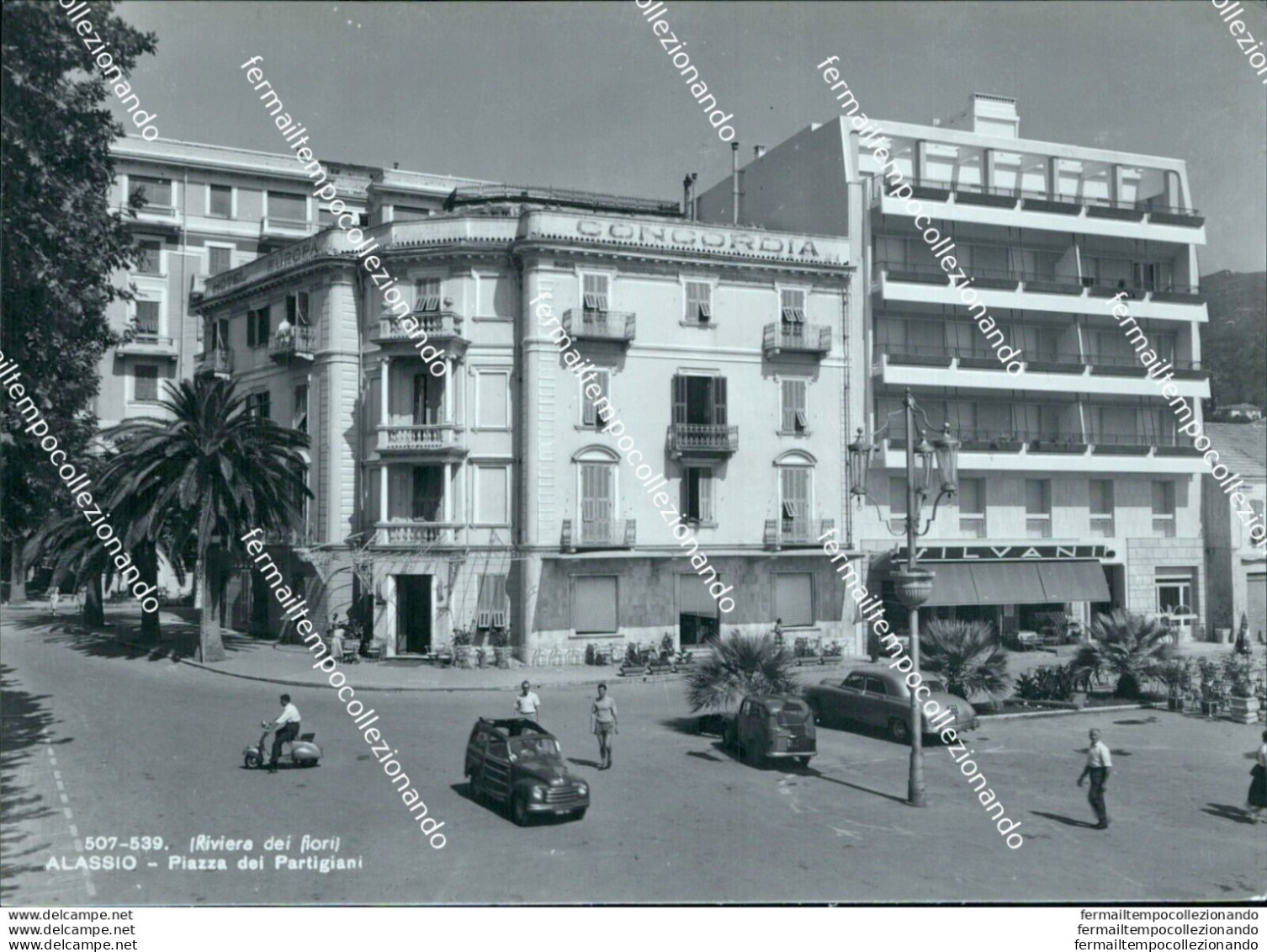 Bq453 Cartolina Riviera Dei Fiori Alassio Piazza Dei Partigiani Savona - Savona