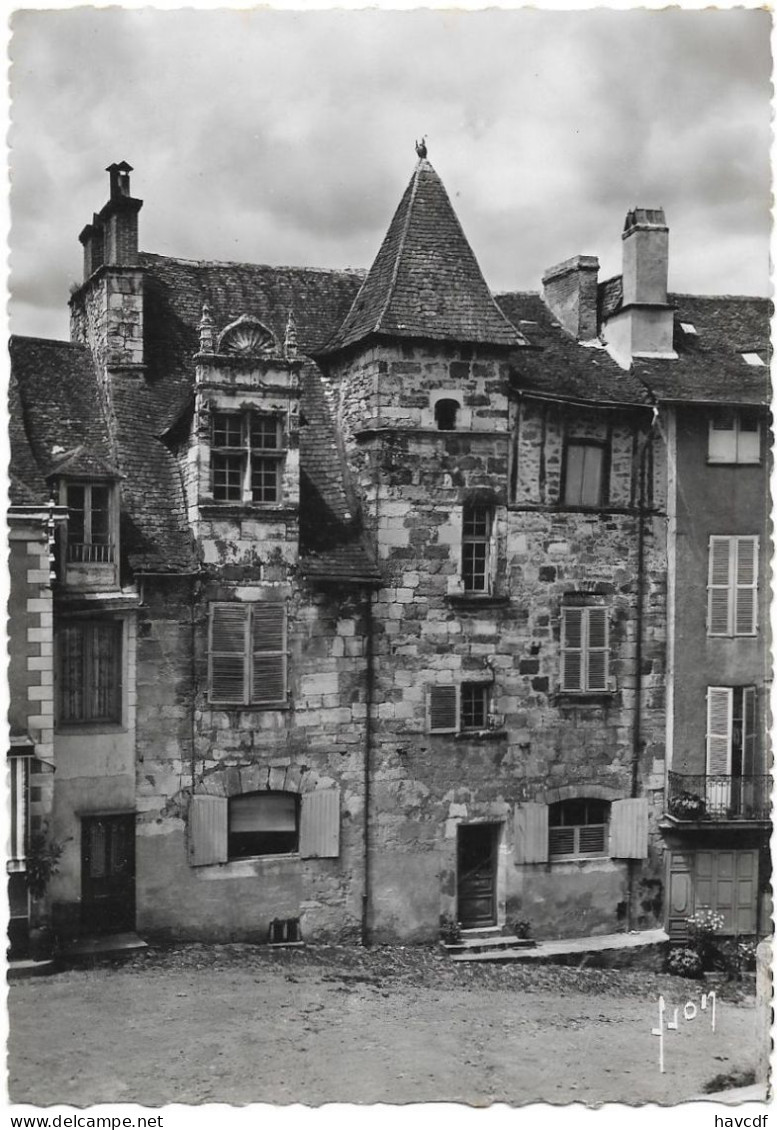 CPSM - Format 10,5 X 15 Cm - Editions Yvon - I.B. 4718 - TERRASSON - Maison Renaissance, Place Bouquier - Terrasson-la-Villedieu