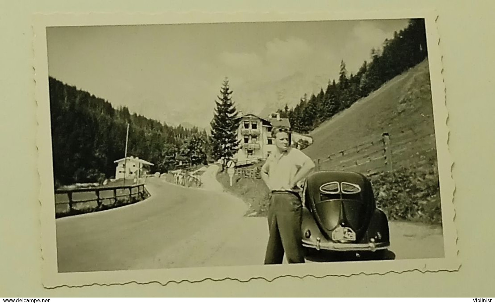 Austria-Man On The Road Next To A VW Beetle-Ramsau - Lieux