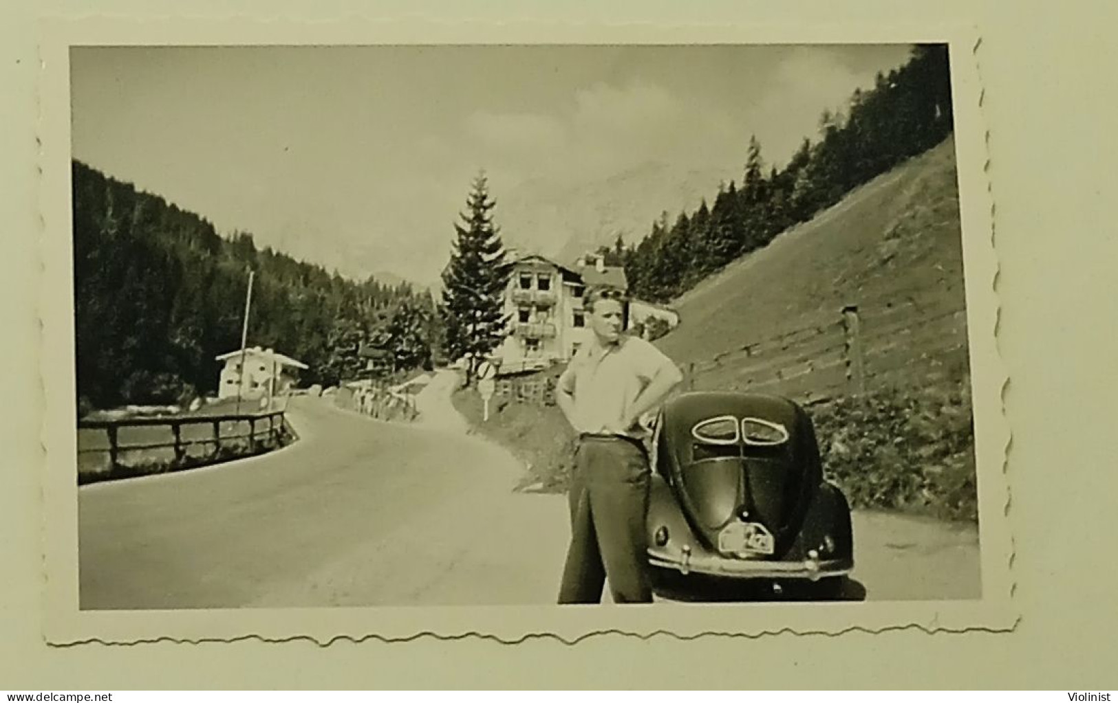 Austria-Man On The Road Next To A VW Beetle-Ramsau - Lieux