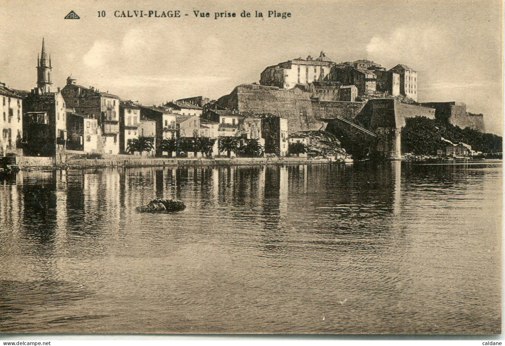 2B-CORSE  -CALVI - Vue Prise De La Plage - Calvi