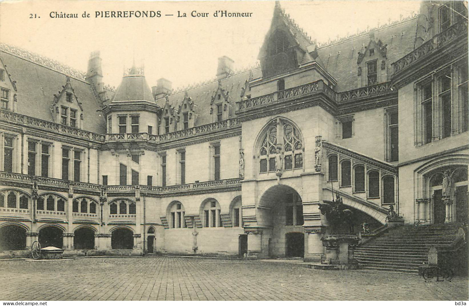 60 - CHÂTEAU DE PIERREFONDS - LA COUR D'HONNEUR - Pierrefonds