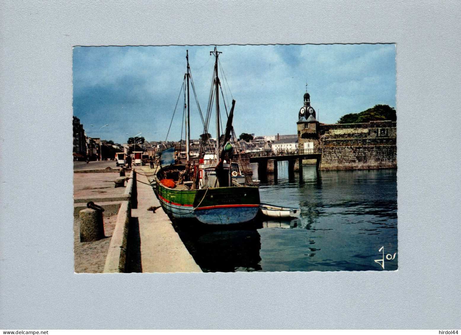 Concarneau (29) : Bateaux De Peche Devant L'entrée De La Ville Close - Concarneau