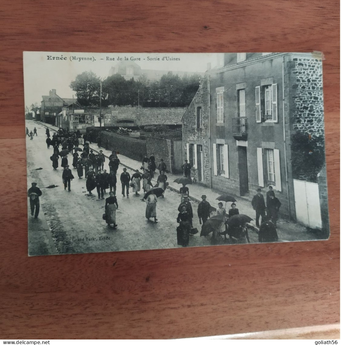 CPA De Ernée - Rue De La Gare - Sortie D'Usine - Carte Animée D'ouvriers Et D'ouvrières Sortant De L'usine - Ernee