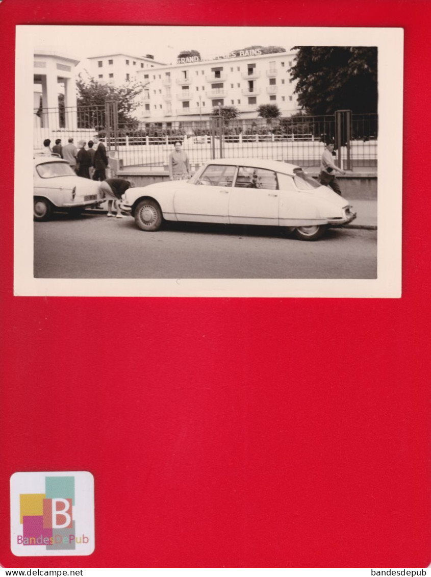 Photo Originale Snapshot  Femme Voiture CITROEN DS  Enghien Devant Grand Hôtel Des Bains 1963 - Automobiles