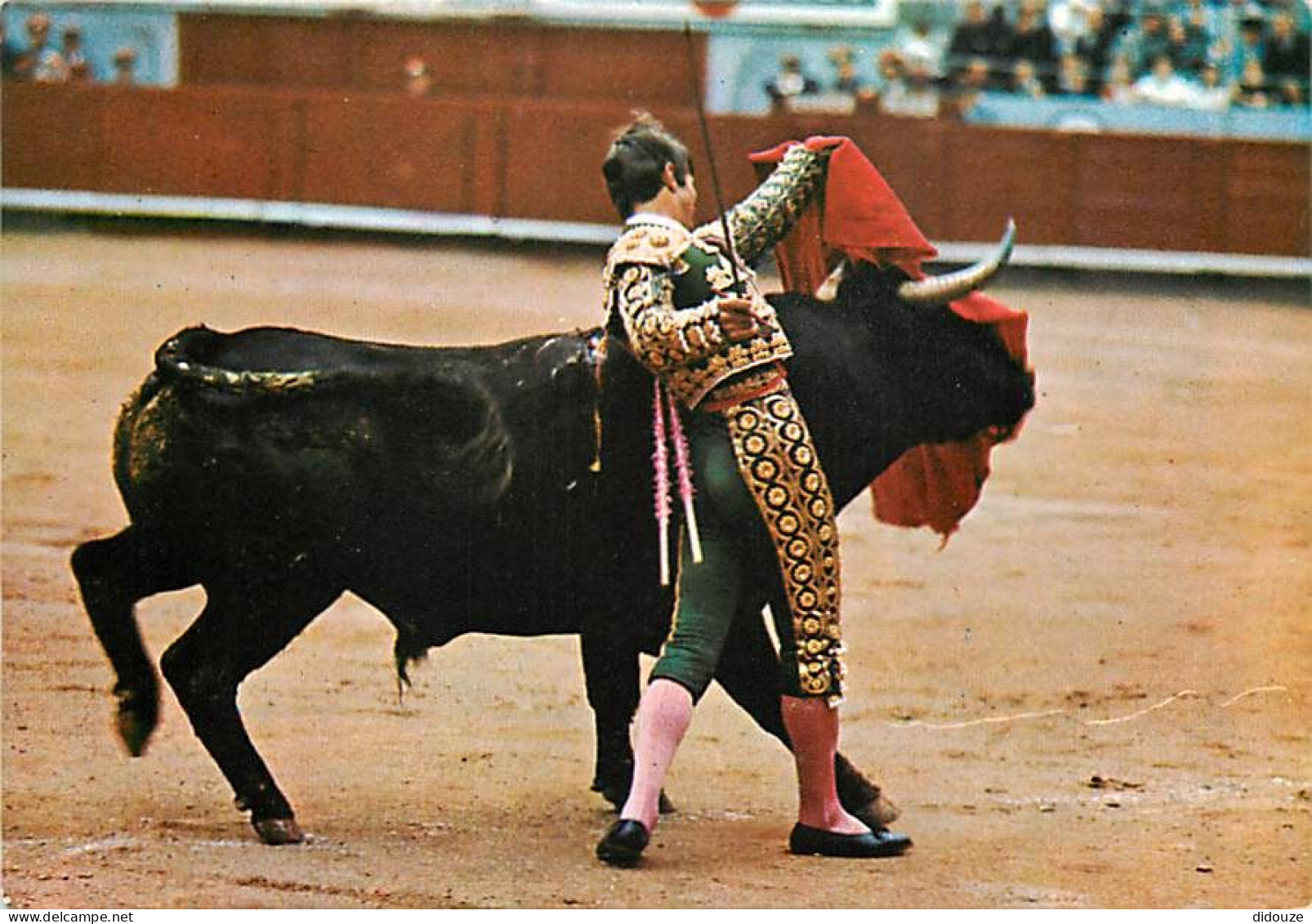 Corrida - Pase De Pecho Con La Izquierda - CPM - Voir Scans Recto-Verso - Corridas