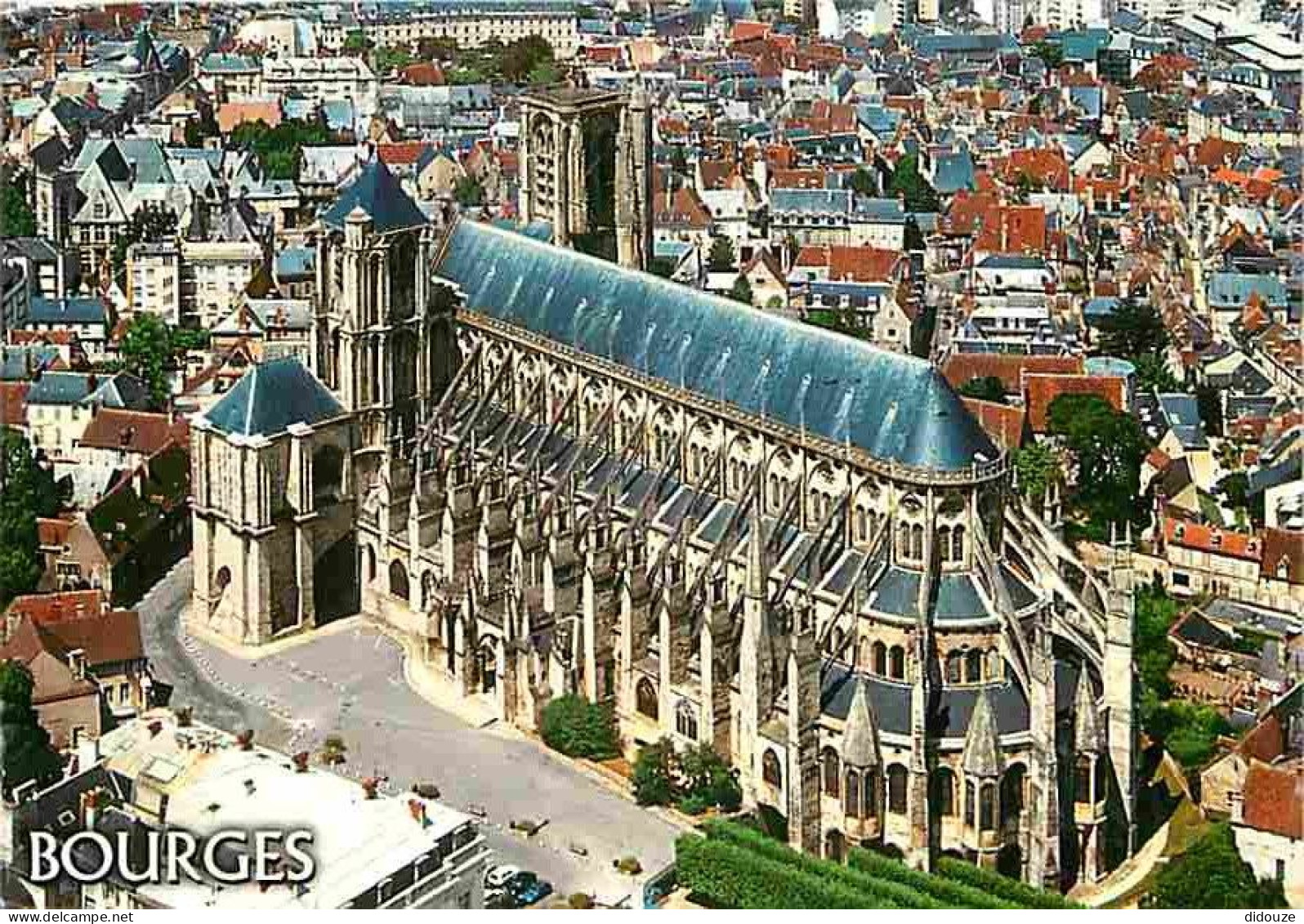 18 - Bourges - La Cathédrale Saint Etienne - Vue Aérienne - CPM - Voir Scans Recto-Verso - Bourges