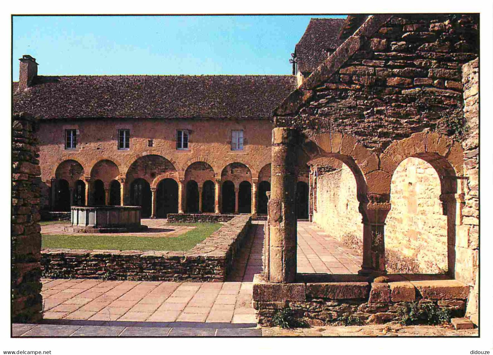 12 - Conques En Rouergue - Le Jardin Du Cloître Depuis Les Deux Arcades épargnées De La Galerie Est - CPM - Voir Scans R - Autres & Non Classés