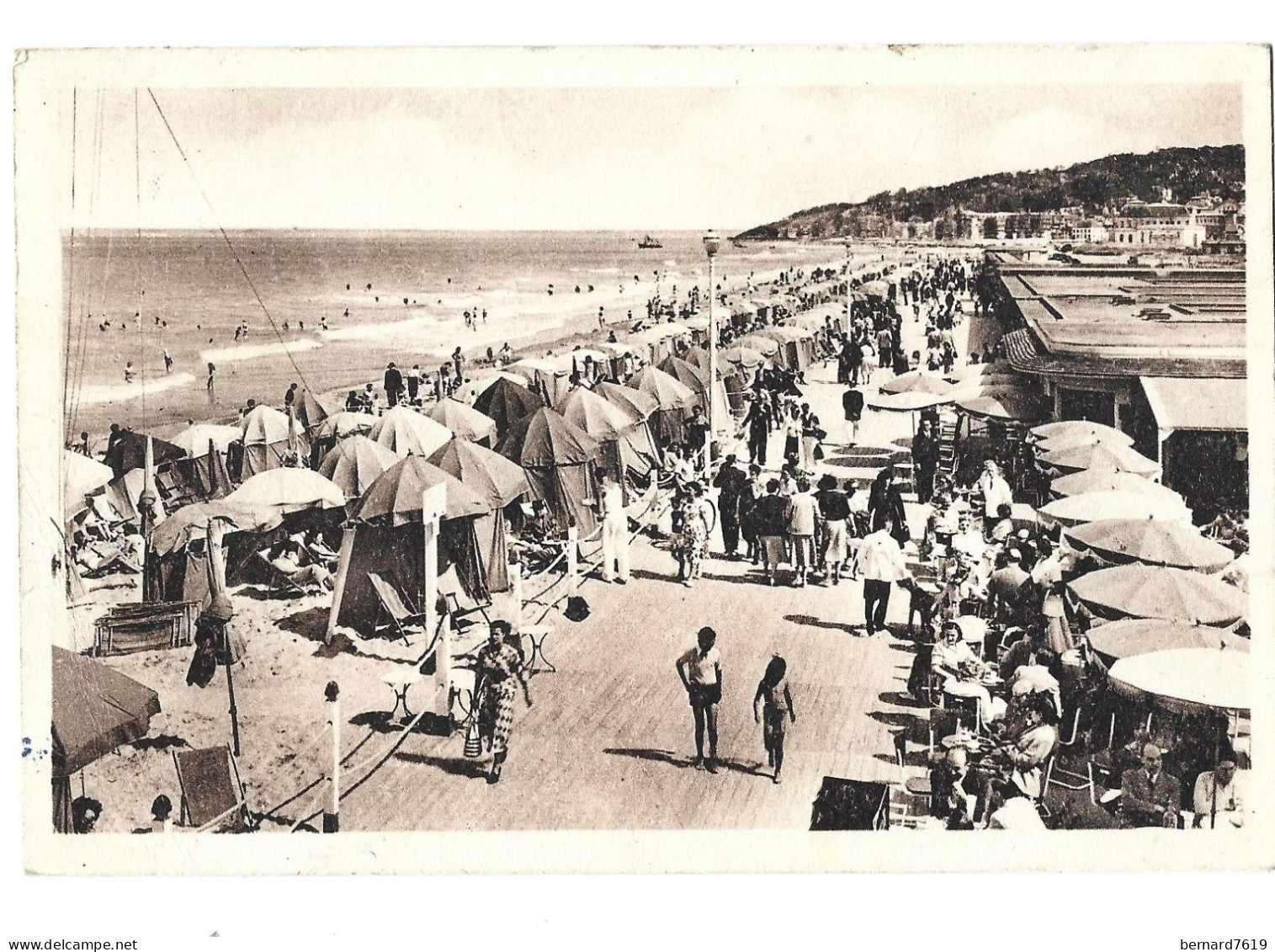 14  Deauville - Les Planches Et Le Bar Du Soleil - Deauville