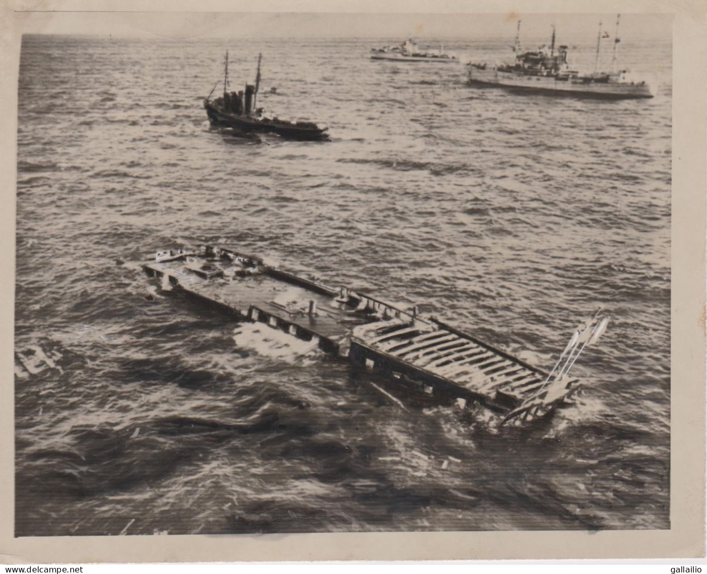 PHOTO PRESSE LE DUGUAI TROUIN COULE LA FIN D'UN VIEUX NAVIRE DECEMBRE 1949 FORMAT 16 X 13  CMS - Boats