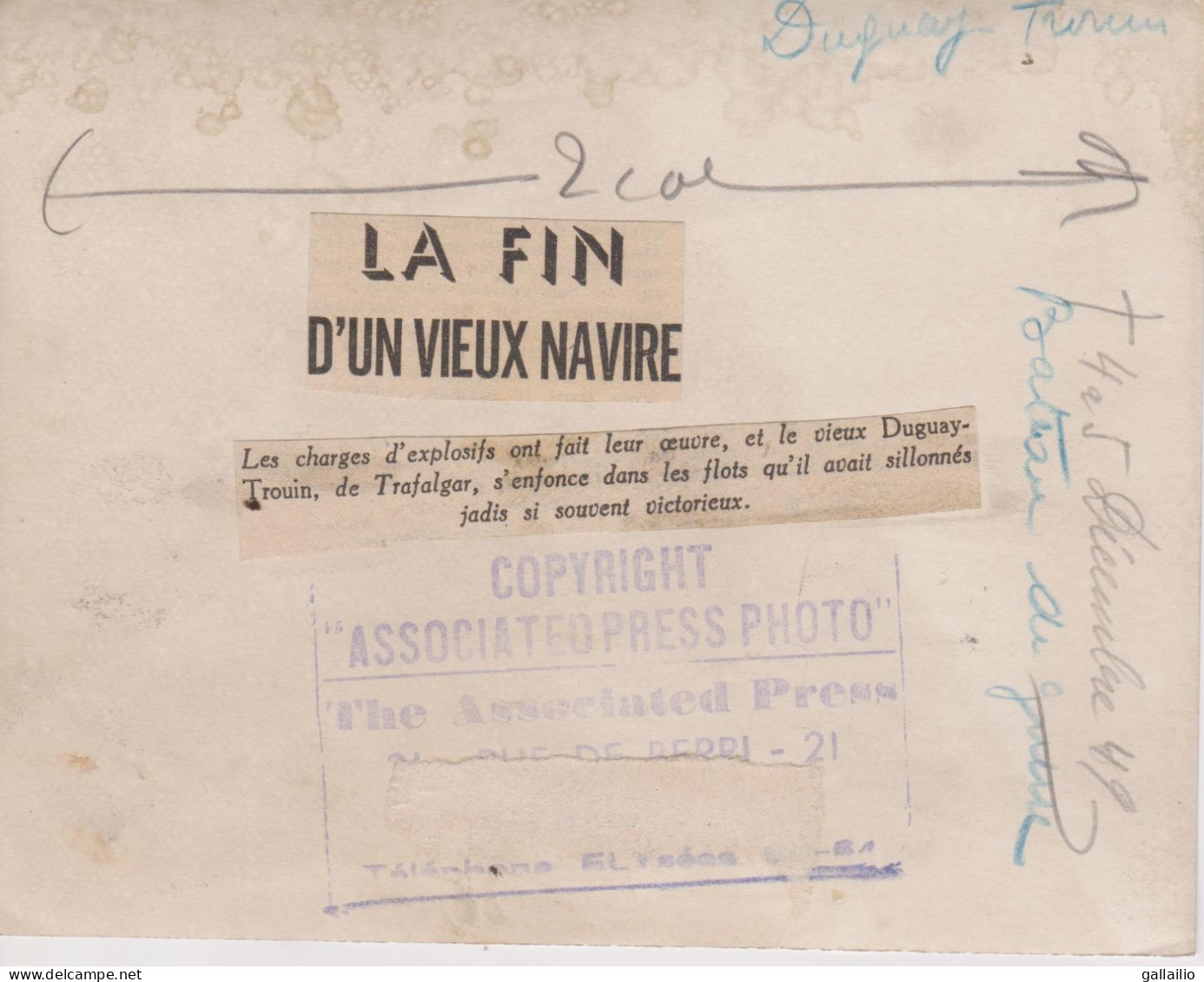 PHOTO PRESSE LE DUGUAI TROUIN COULE LA FIN D'UN VIEUX NAVIRE DECEMBRE 1949 FORMAT 16 X 13  CMS - Bateaux