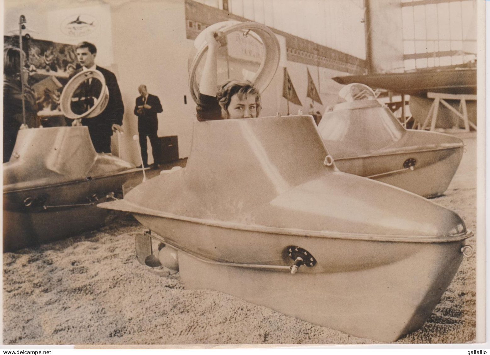 PHOTO PRESSE SOUS MARIN MONOPLACE DELPHIN E 24 AU SALON NAUTIQUE DE BERLIN MARS 1963 FORMAT 18 X 13   CMS - Schiffe