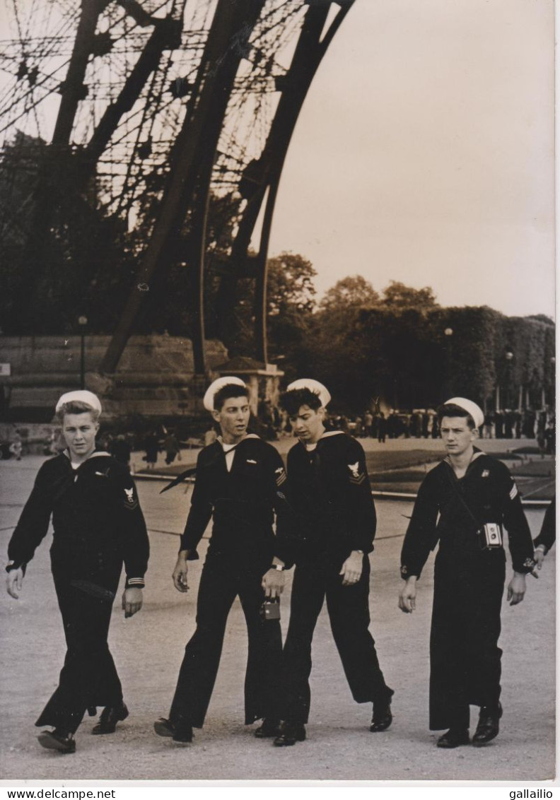 PHOTO PRESSE DES MARINS AMERICAINS DU CUIRASSER MISSOURI EN VISITE A LA TOUR EIFFEL JUILLET 1954 FORMAT 18 X 13   CMS - Bateaux