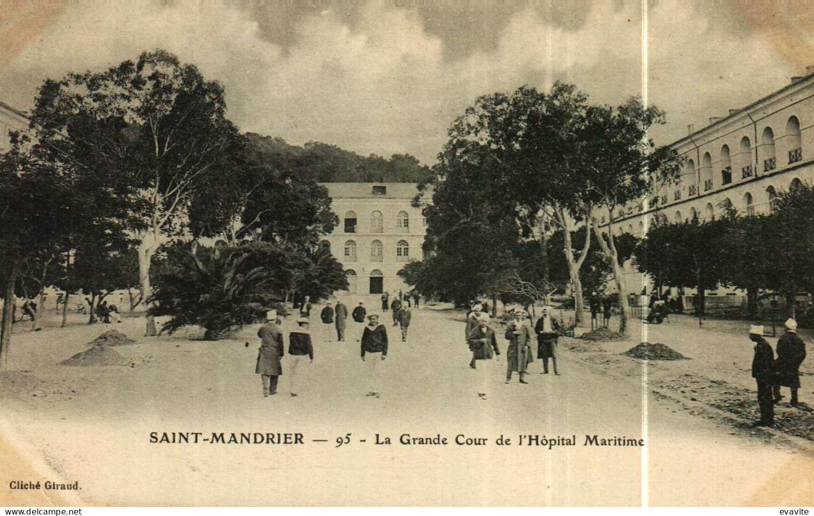 CPA  (83)    SAINT-MANDRIER   L'Hôpital Maritime   La Grande Cour - Toulon