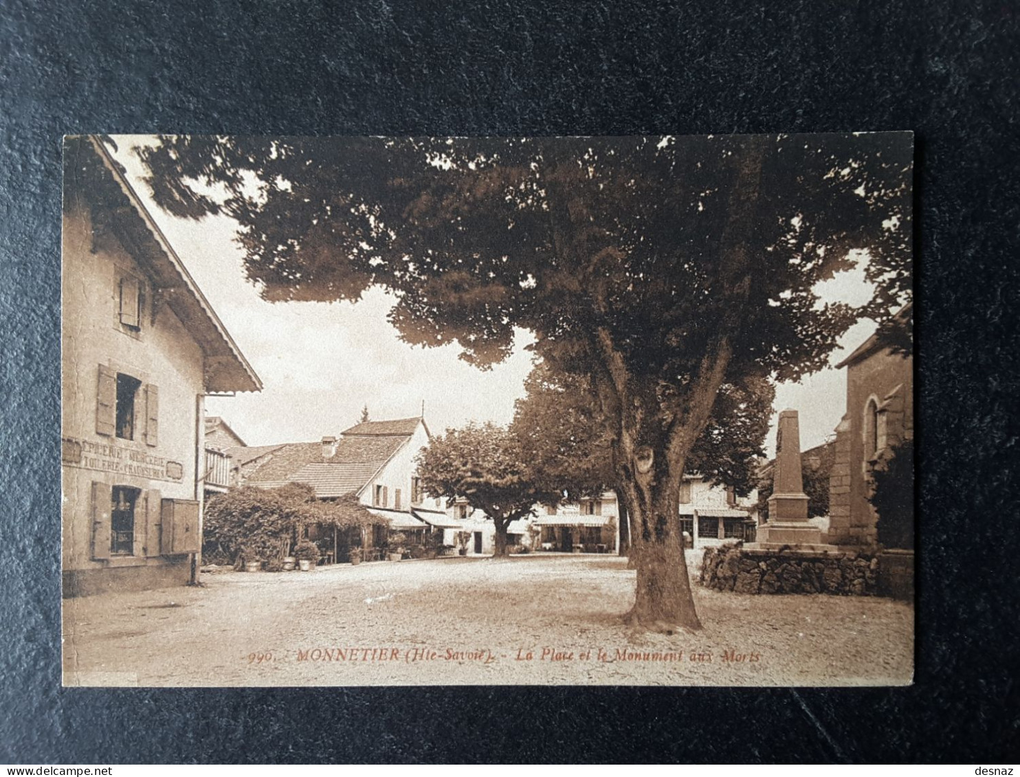 Monnetier La Place Et Le Monument Aux Morts - Autres & Non Classés