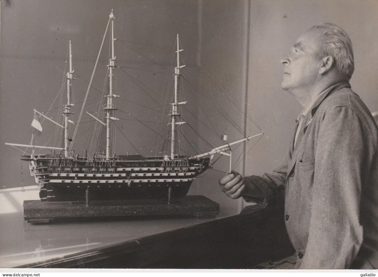 PHOTO PRESSE MAQUETTE DU BORDA REMIS AU GENERAL DE GAULLE A BREST FORMAT 18 X 13   CMS - Bateaux