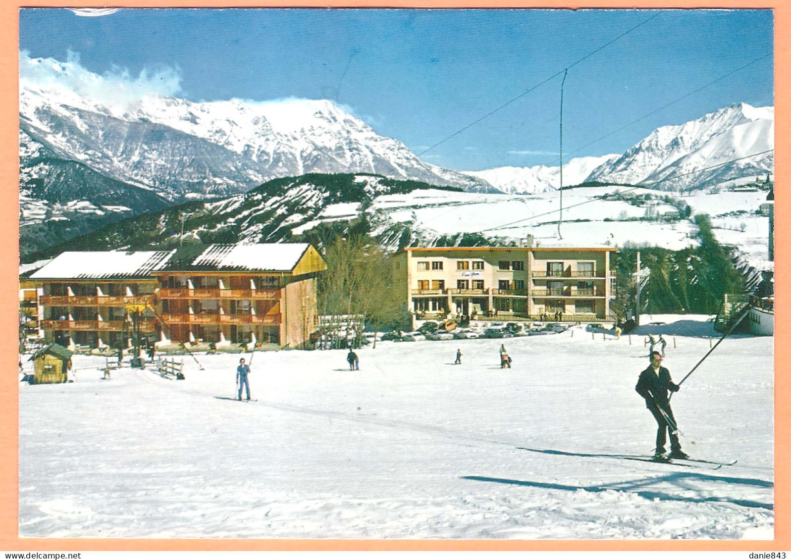 Ppgf/ CPSM Grand Format - ALPES DE HAUTE PROVENCE - LA SAUZE - "LES SOURCES" ET L'HOTEL - Remonte Pente Et Skieurs - Autres & Non Classés